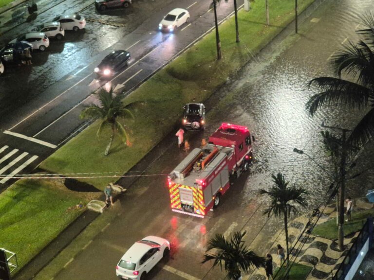 amilia de turistas é socorrida pelo Corpo de Bombeiros após ter veiculo ilhado