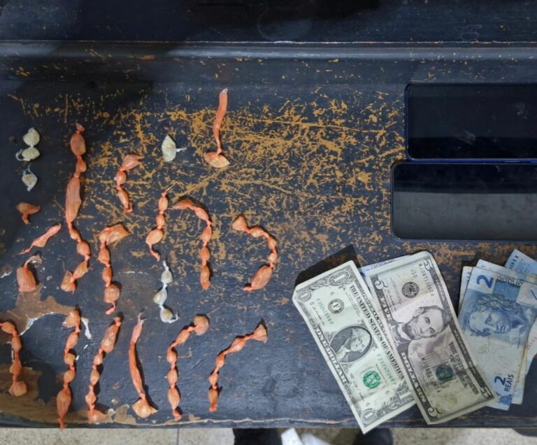 Homem é preso na Vila Virgínia com pedras de crack e notas em dólar