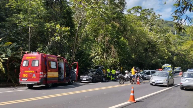 Carro com substância ilícita colide com veículo e cinco pessoas ficam feridas em Caraguatatuba