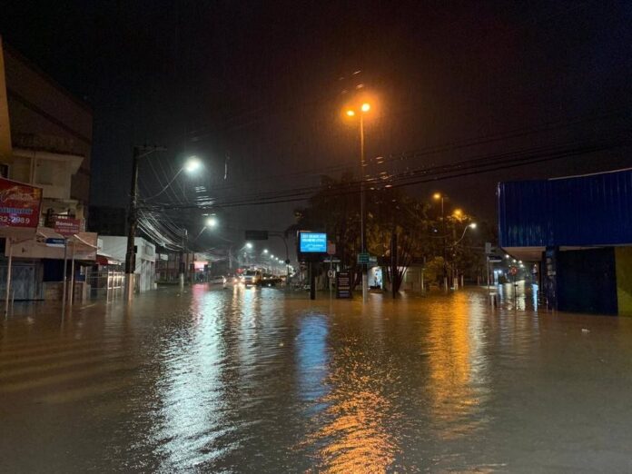 Ubatuba registra alagamentos após chuva intensa Ubatuba registra alagamentos após chuva intensa