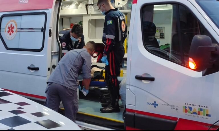 Acidente grave entre moto e caminhão deixa homem ferido na Av. Maurílio Biagi