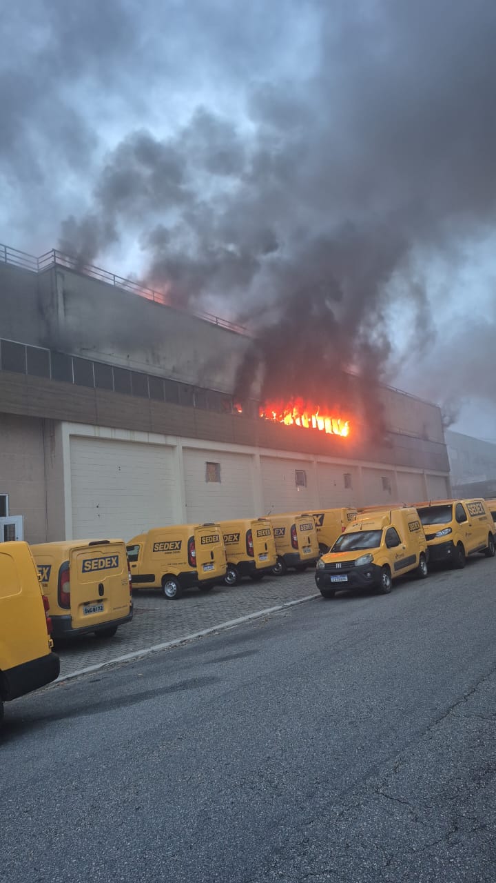 Incêndio atinge galpão dos Correios em São José