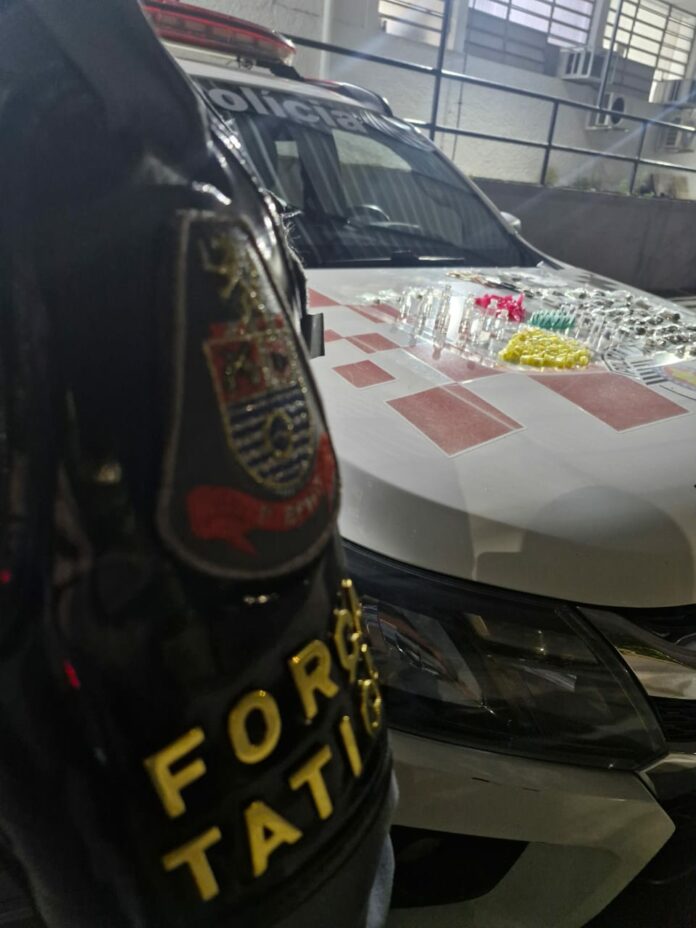 PM prende homem por tráfico de drogas na Vila Rodhia, em São José