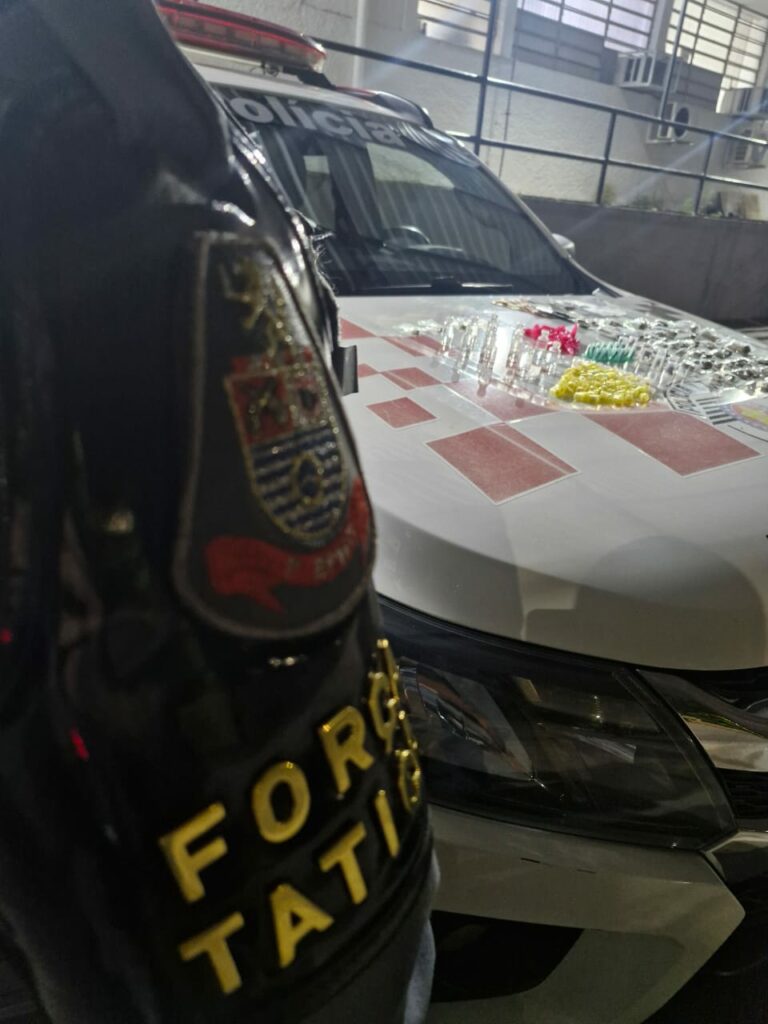 PM prende homem por tráfico de drogas na Vila Rodhia, em São José