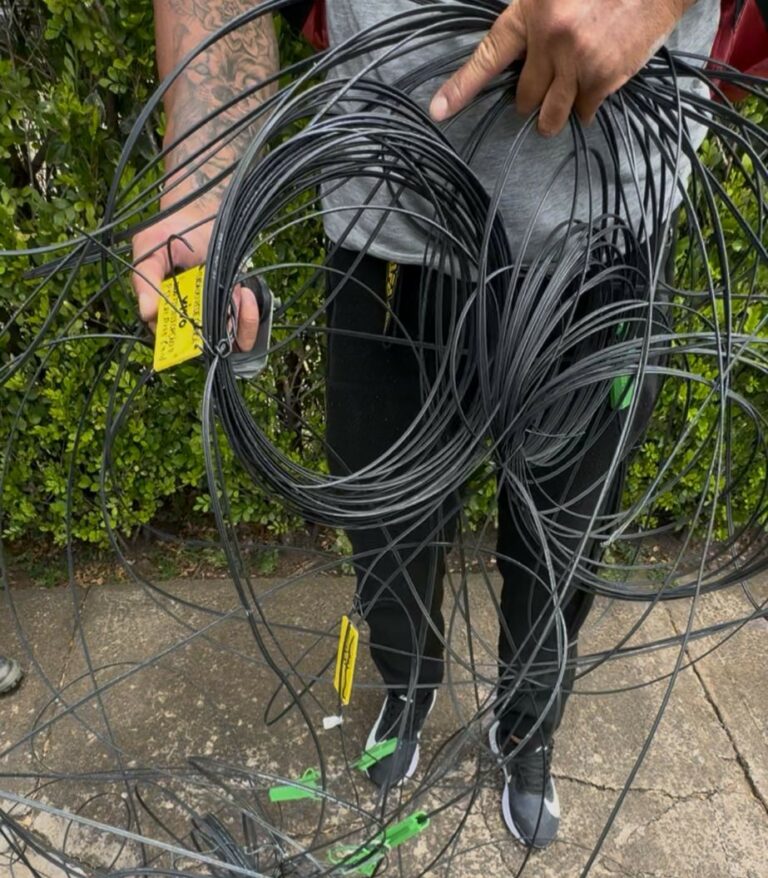 Cabos caídos no meio da rua causam acidente e ferem motociclista