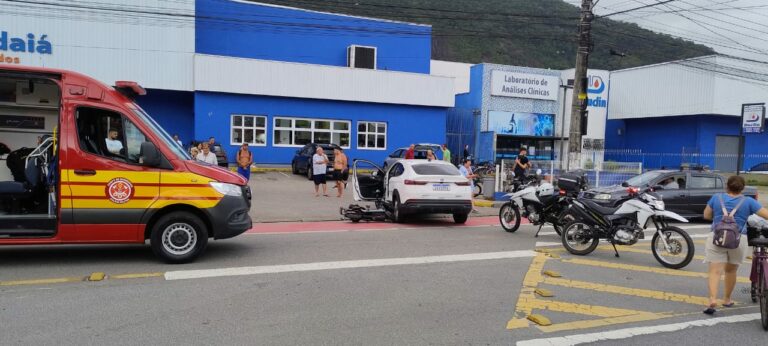 Mulher fica ferida após colisão entre carro e bicicleta motorizada em Caraguatatuba