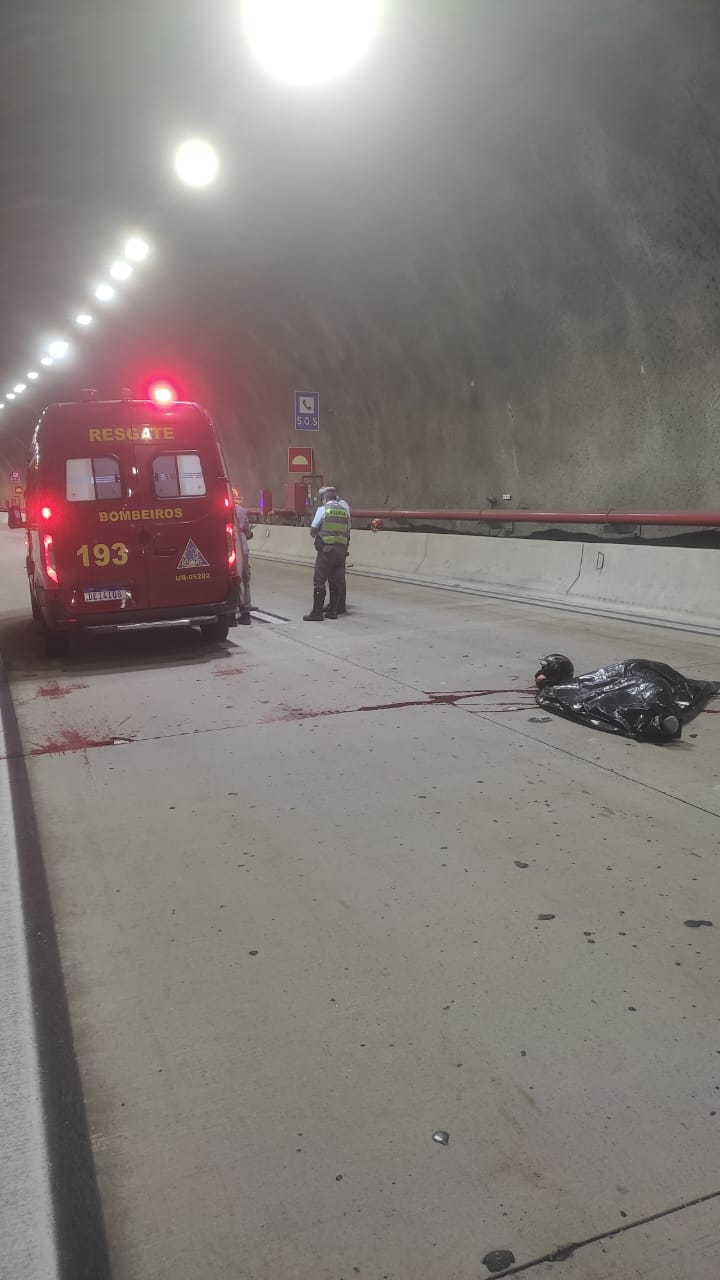 Acidente com moto deixa um morto e um adolescente ferido em túnel de São Sebastião