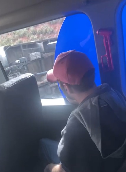 Acidente com capotamento interdita faixa da Carvalho Pinto, em São José