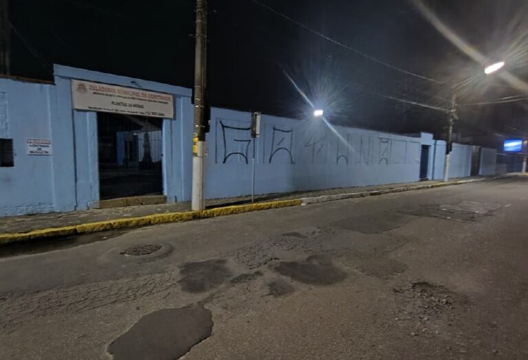 Funcionário público é flagrado pichando muro do Cemitério Municipal de Ubatuba