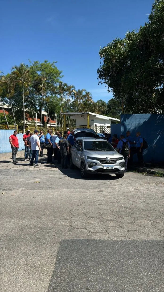 Funcionários de empresa de ônibus paralisam atividades em São José por atraso salarial