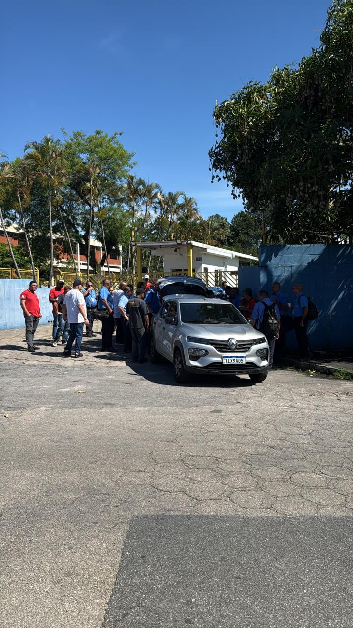 Funcionários de empresa de ônibus paralisam atividades em São José por atraso salarial