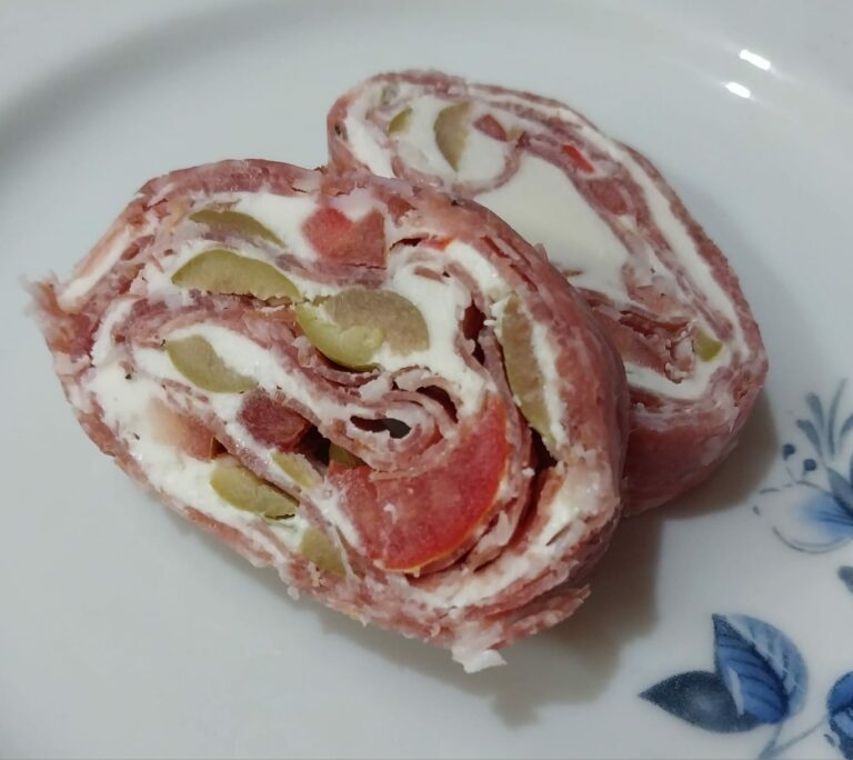 Receita de Rocambole de Salame Burgues recheado com creemcheese e azeitonas picadas