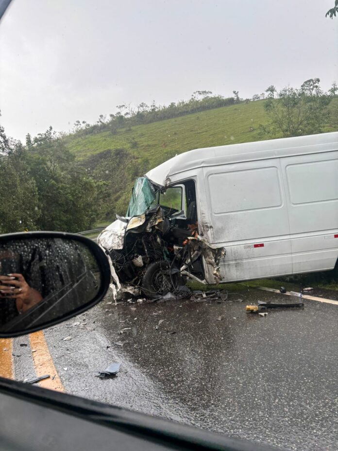 Acidente entre van e caminhão