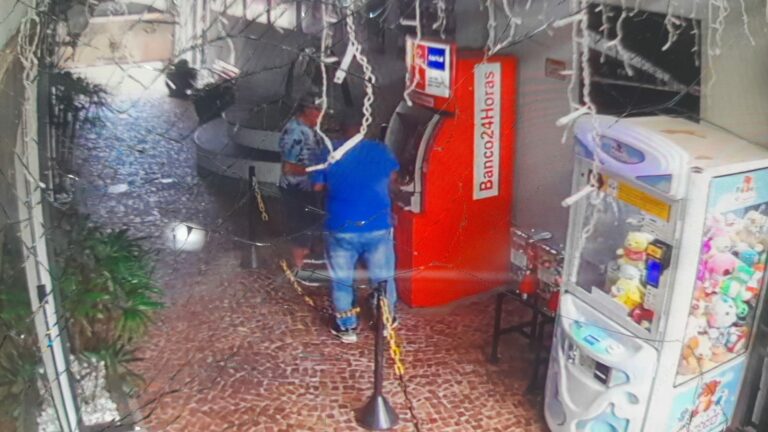 Estelionatário fingia ajudar idosos em caixa eletrônico e roubava cartões