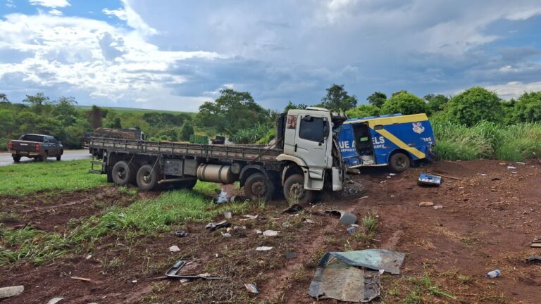 Acidente entre caminhões e carro-forte deixa um morto na região
