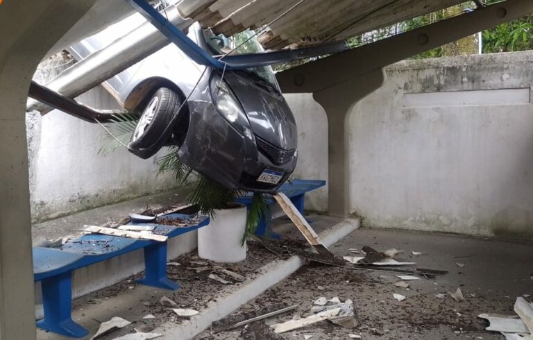 Carro fica pendurado após cair sobre telhado do Postão em Caçapava