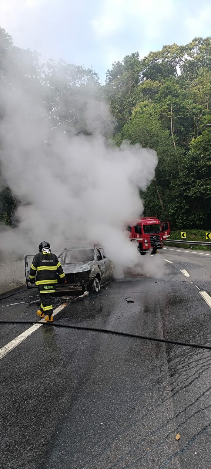 Incêndio destrói veículo às margens da Rodovia dos Tamoios, em Caraguatatuba