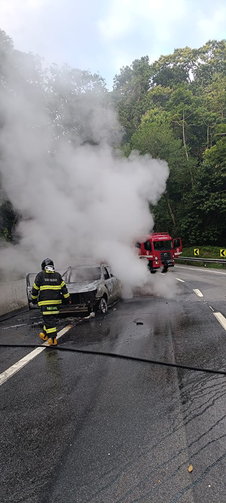 Incêndio destrói veículo às margens da Rodovia dos Tamoios, em Caraguatatuba