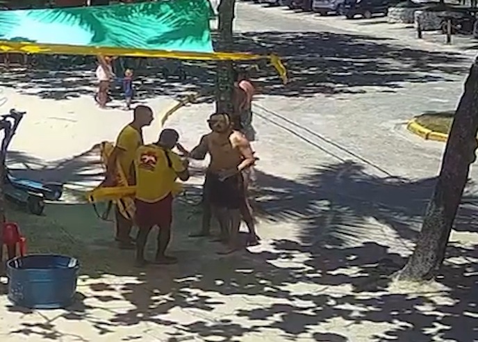 VÍDEO: Guarda-vidas e banhistas brigam após denúncia de injúria racial em Ubatuba VÍDEO: Guarda-vidas e banhistas brigam após denúncia de injúria racial em Ubatuba