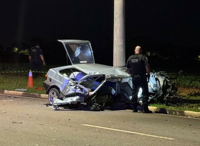 Passageira morre após carro bater em postes; motorista havia bebido em festa