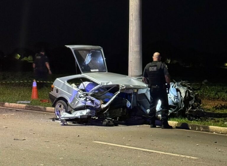 Passageira morre após carro bater em postes; motorista havia bebido em festa