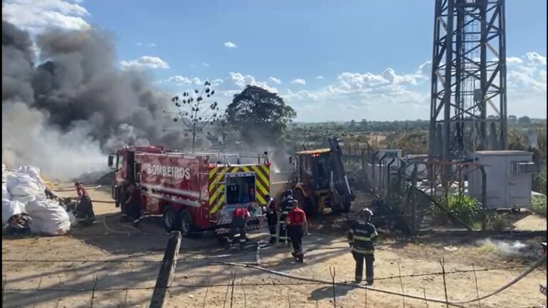 Incêndio destrói cerca de 2 mil metros quadrados de galpão de reciclagem em Pindamonhangaba