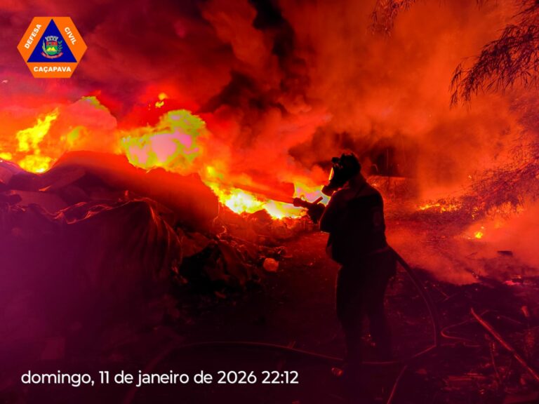 Incêndio atinge depósito de reciclagem em Caçapava
