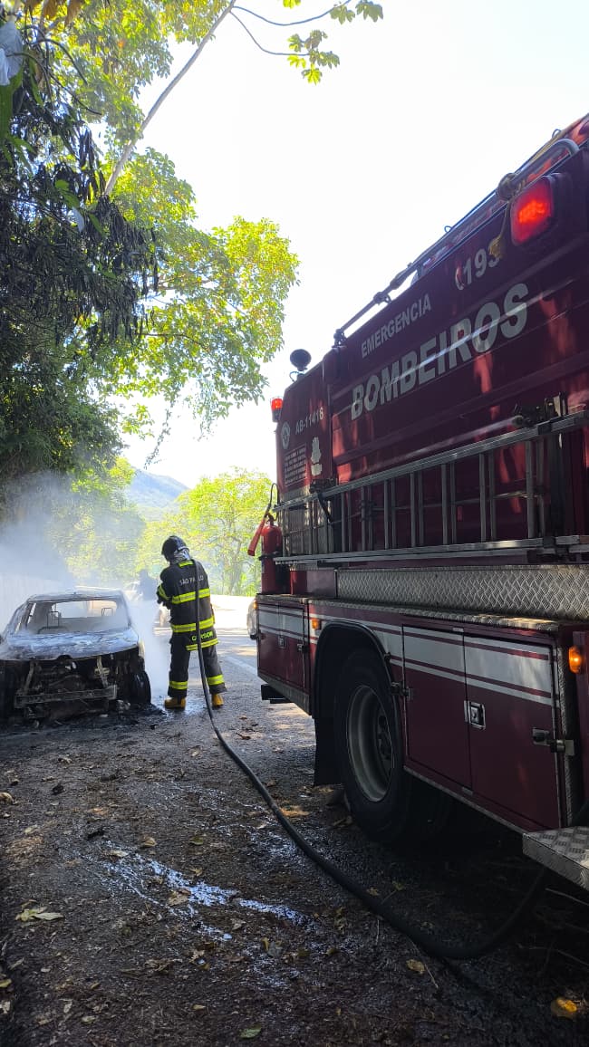 Carro pega fogo na Serra de Ubatuba