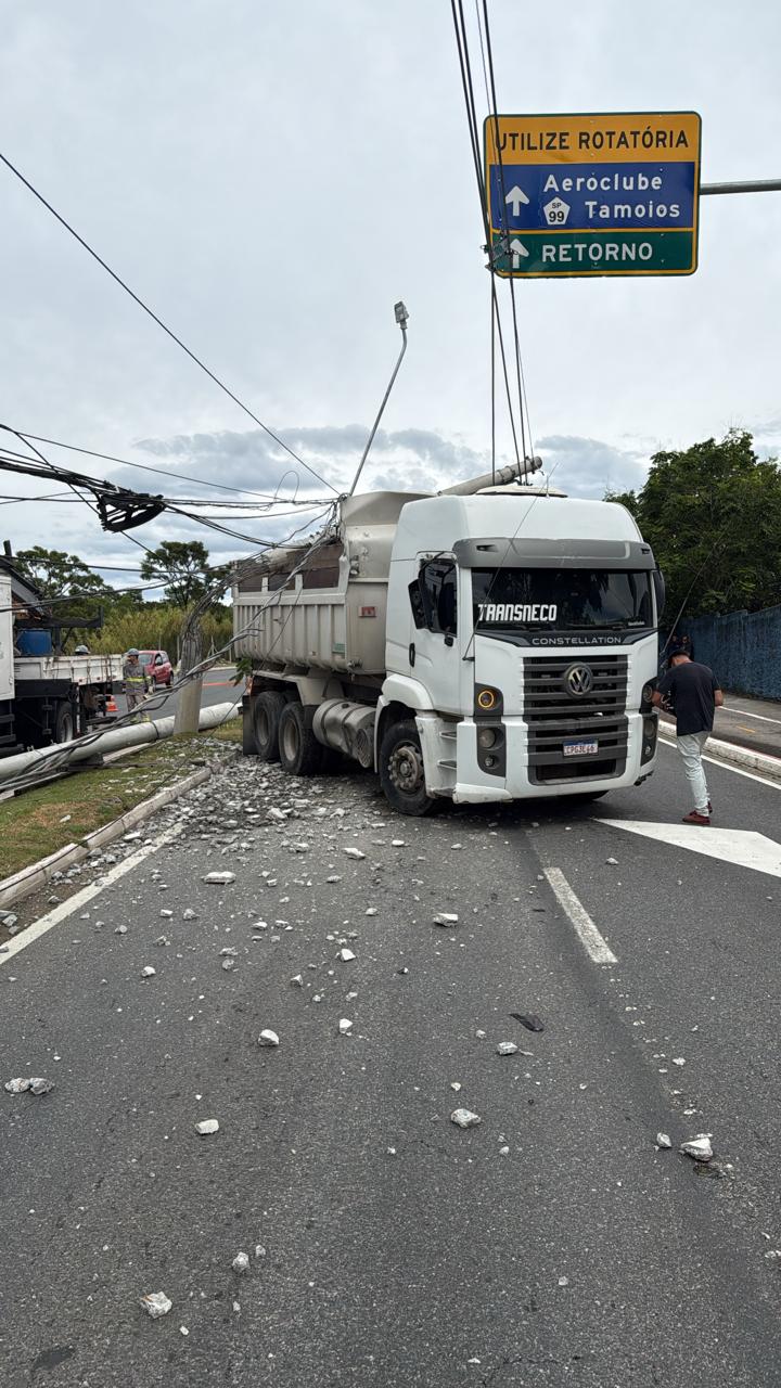 Caminhão atinge poste de energia em São José
