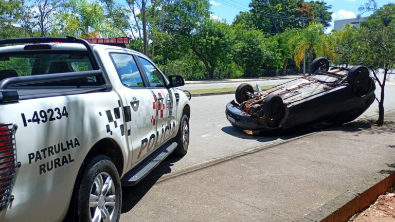 Carro capota em bairro de Itatiba e polícia descobre ligação com roubos de caminhões na região