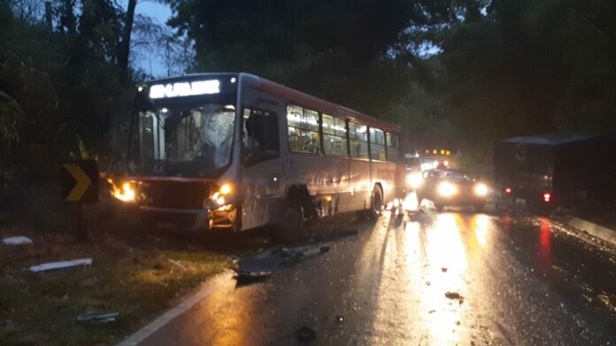 Acidente entre ônibus e caminhão deixa feridos na SP-50, em São José