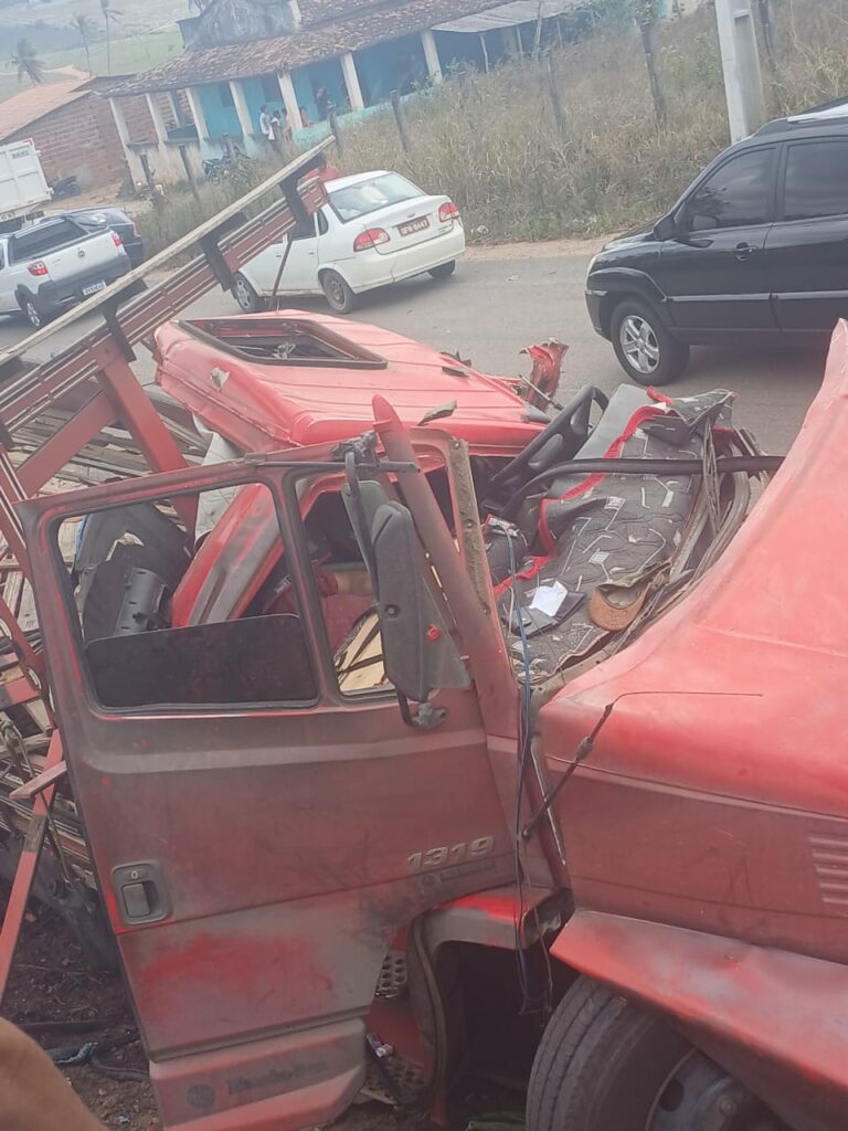 Batida frontal entre caminhões na PB-030 resulta em duas mortes