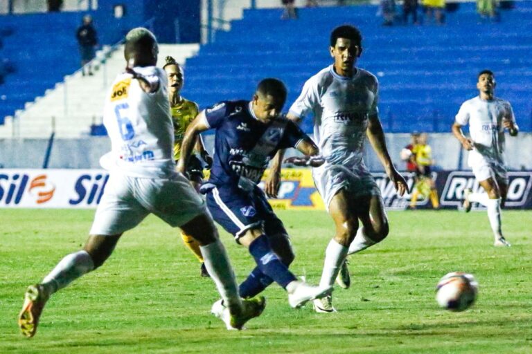 Taubaté busca empate contra o Osasco em jogo com gol polêmico no Joaquinzão