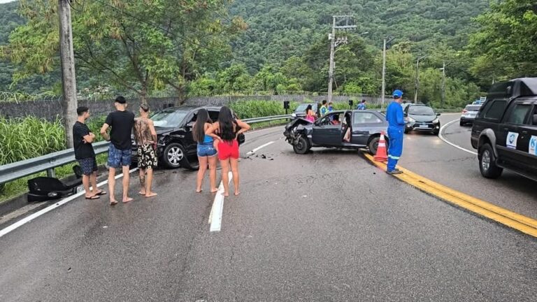 Acidente entre dois carros na Rio-Santos