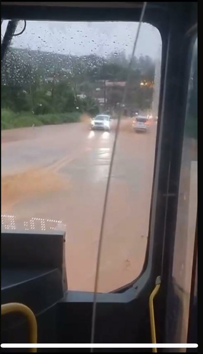 Rodovia Oswaldo Cruz alagada