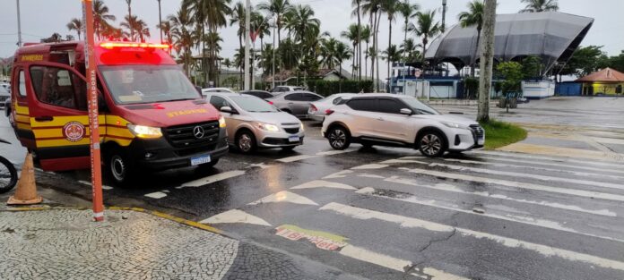 Pedestre fica ferido após ser atropelado por motocicleta em Caraguatatuba