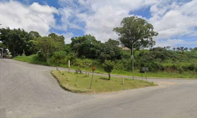 Criança e motorista ficam feridos após colisão frontal em Taubaté