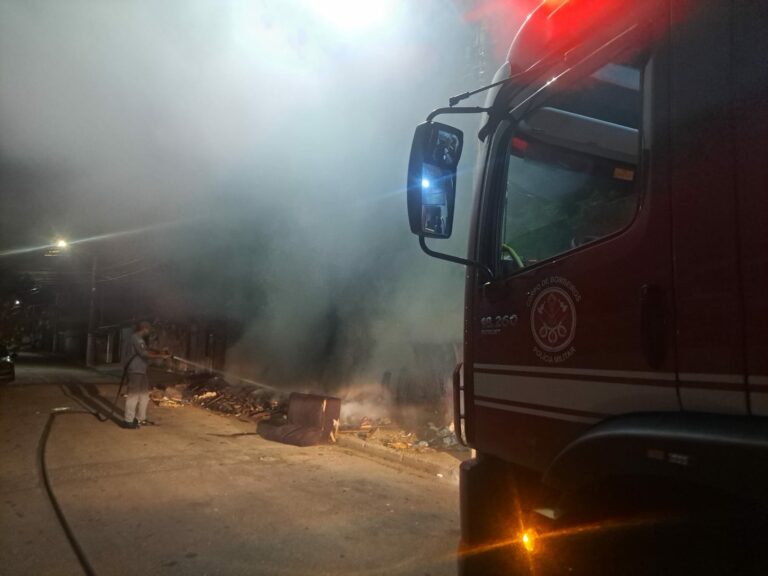 Bombeiros combatem incêndio em lixo durante a madrugada em Caraguatatuba