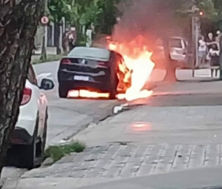 Carro pega fogo em avenida movimentada de cidade do litoral