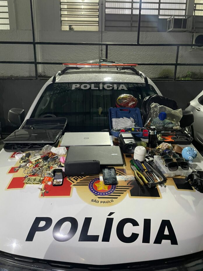 Dois homens são presos suspeitos de furtar casas e veículos em Pindamonhangaba