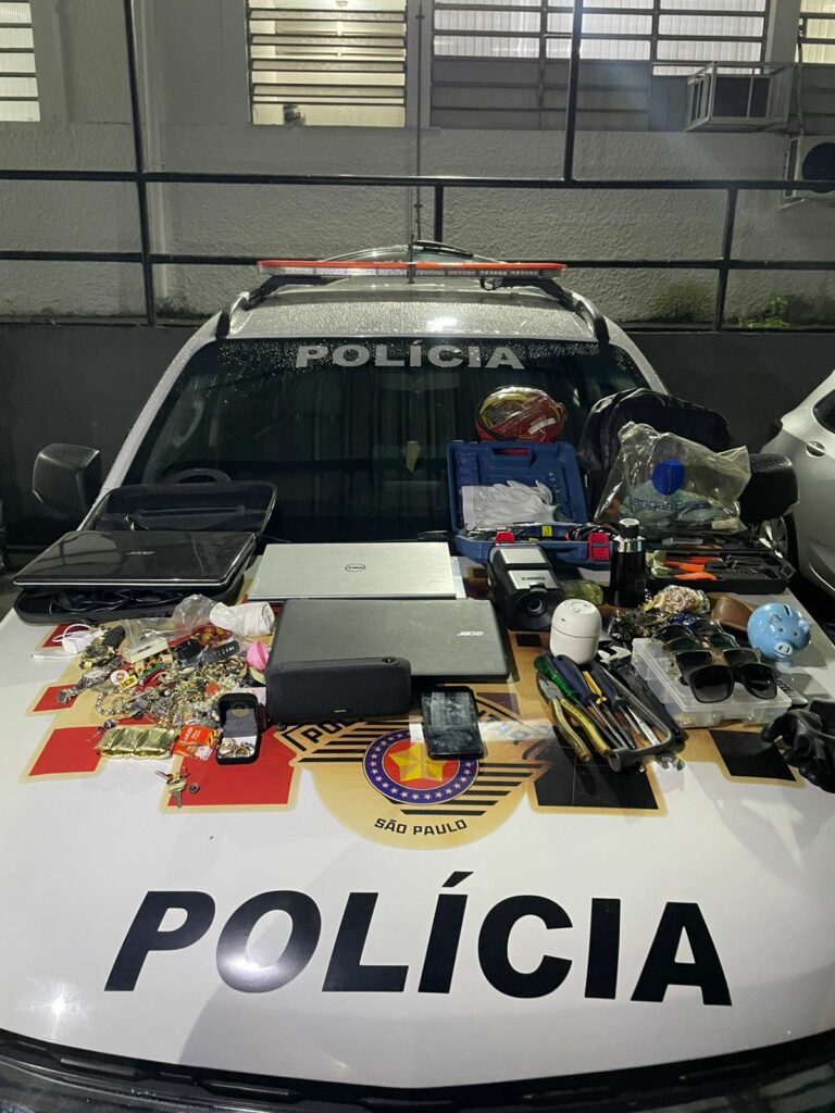 Dois homens são presos suspeitos de furtar casas e veículos em Pindamonhangaba