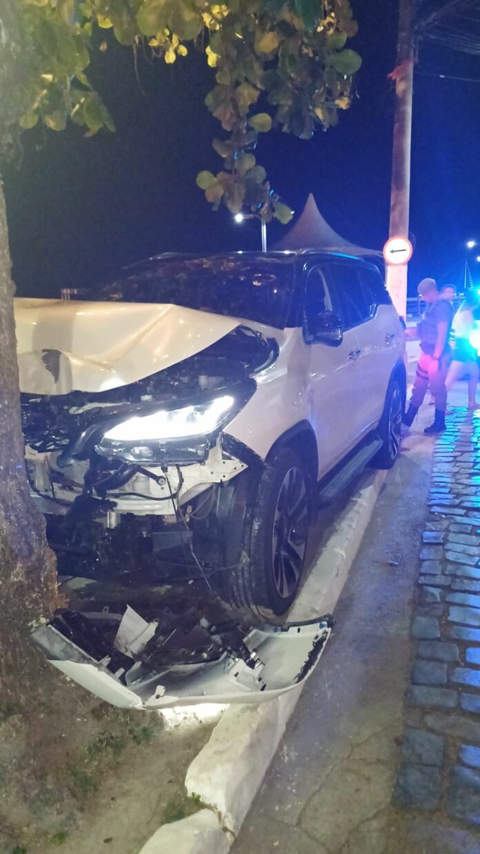 Motorista de caminhonete de luxo é preso após avançar contra policial e tentar fugir em Ilhabela