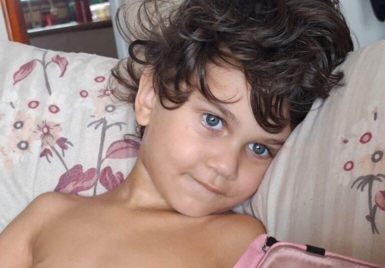 Após queda do décimo andar e 22 dias de internação, criança de quatro anos recebe alta