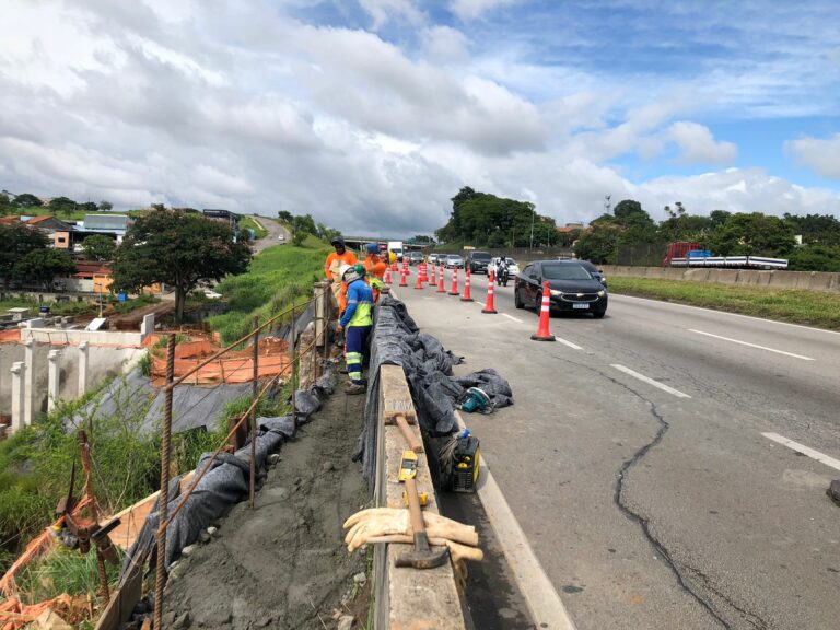 Obras de reparo começam nesta segunda (19) após erosão interditar faixa da Via Dutra em São José