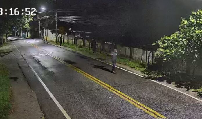 VÍDEO: Homem é preso após furtar cerca de 200 kg de cabos elétricos em Pindamonhangaba