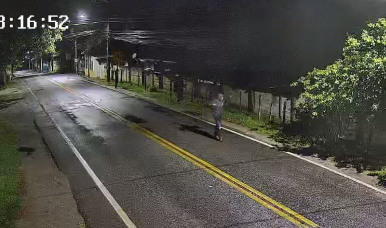 VÍDEO: Homem é preso após furtar cerca de 200 kg de cabos elétricos em Pindamonhangaba