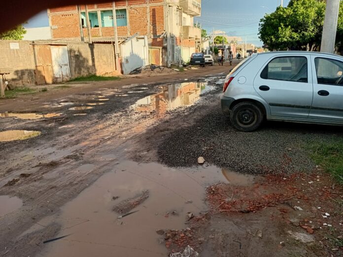 Rua em Campinas fica completamente tomada por lama e buracos após chuvas
