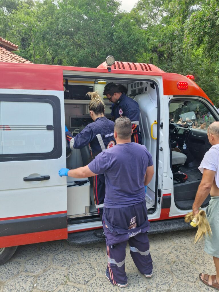 Mulher é socorrida após engasgo com lacre de lata de bebida em Mongaguá
