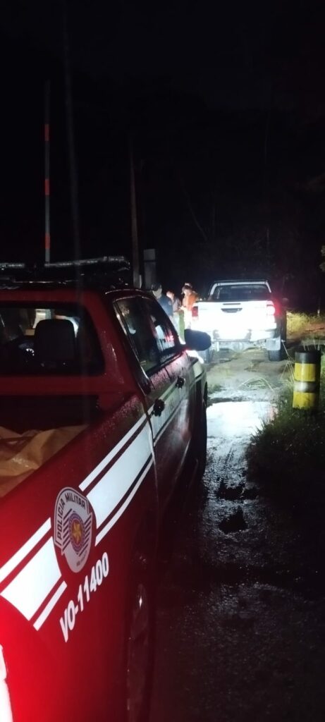 Queda de árvores deixa trabalhador preso em estrada após temporal no Litoral Norte