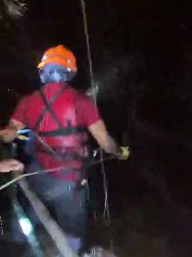 VÍDEO: Casal é arrastado por ‘cabeça d’água’ em cachoeira de Ilhabela e resgatado pelos bombeiros